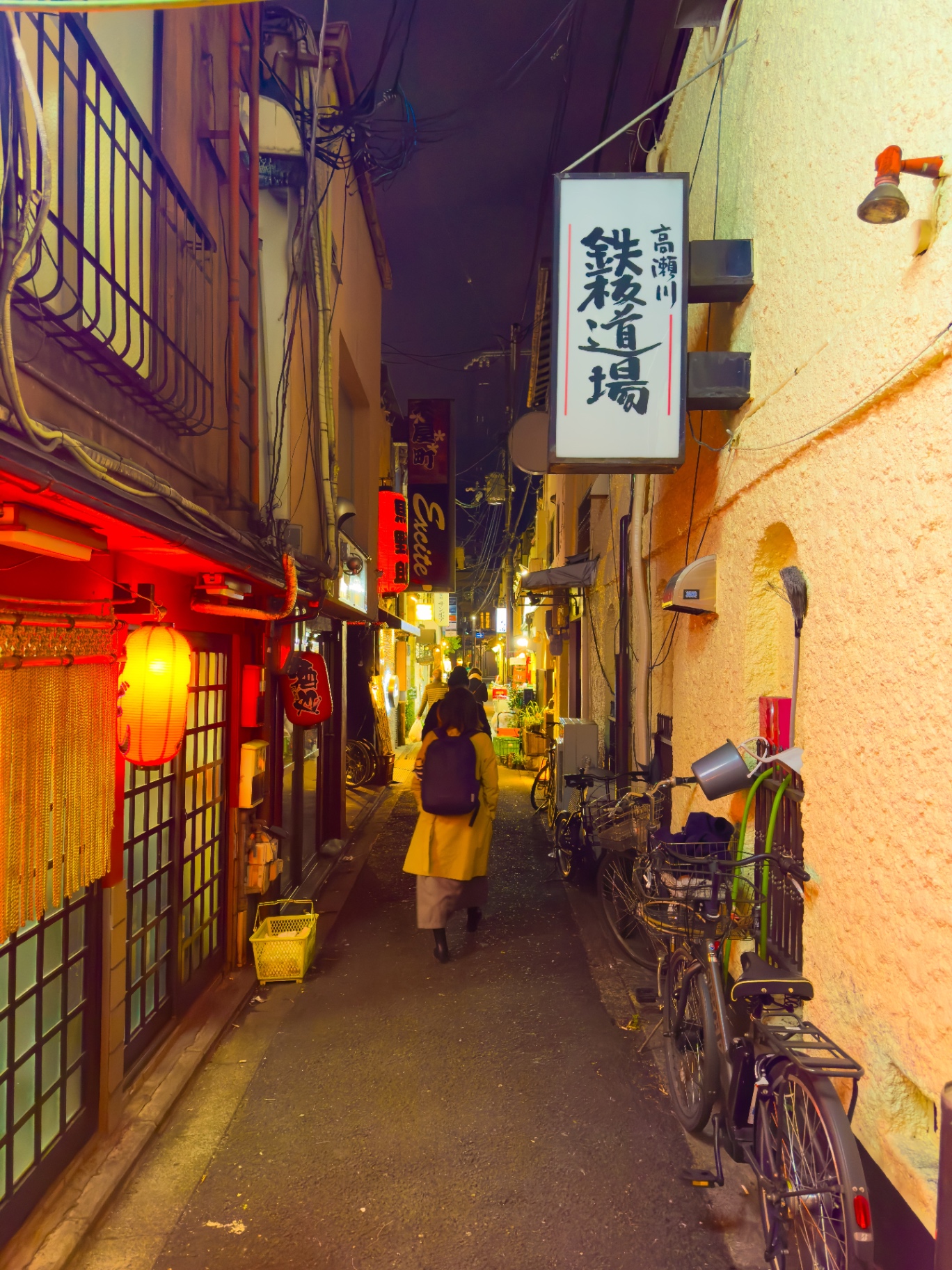 Schmale Gasse in Osaka bei Nacht mit Laternen und Leuchtschildern