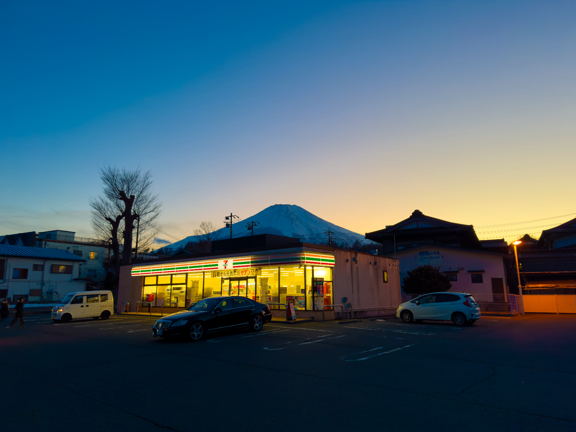 7-Eleven vor dem Fuji in der Abenddämmerung